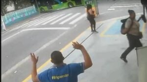 Ônibus bate em carros e em muro de escola na zona sul de São Paulo - Reprodução/Globo