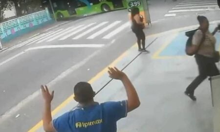 Ônibus bate em carros e em muro de escola na zona sul de São Paulo - Reprodução/Globo