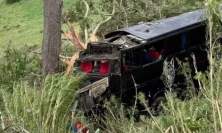 &Ocirc;nibus caiu em em Cruzeiro (SP) - Gabriel Guimar&atilde;es/Rede Vanguarda