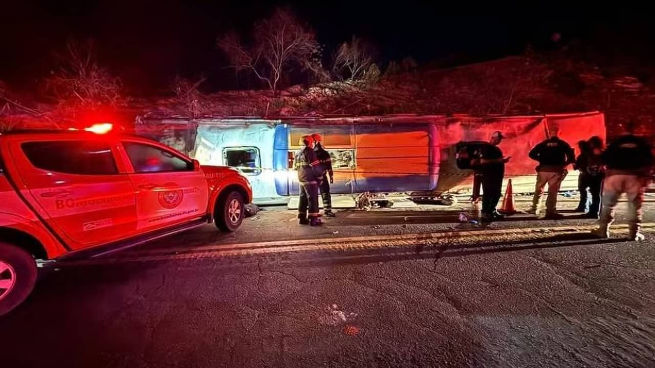 Ônibus de turismo tomba no Espírito Santo e deixa três mortos e 44 feridos - Divulgação/TV Globo