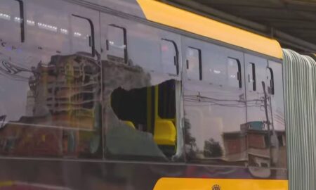 Ônibus do BRT foi atingido na altura da estação Ventura - Charles Mathura/ TV Globo