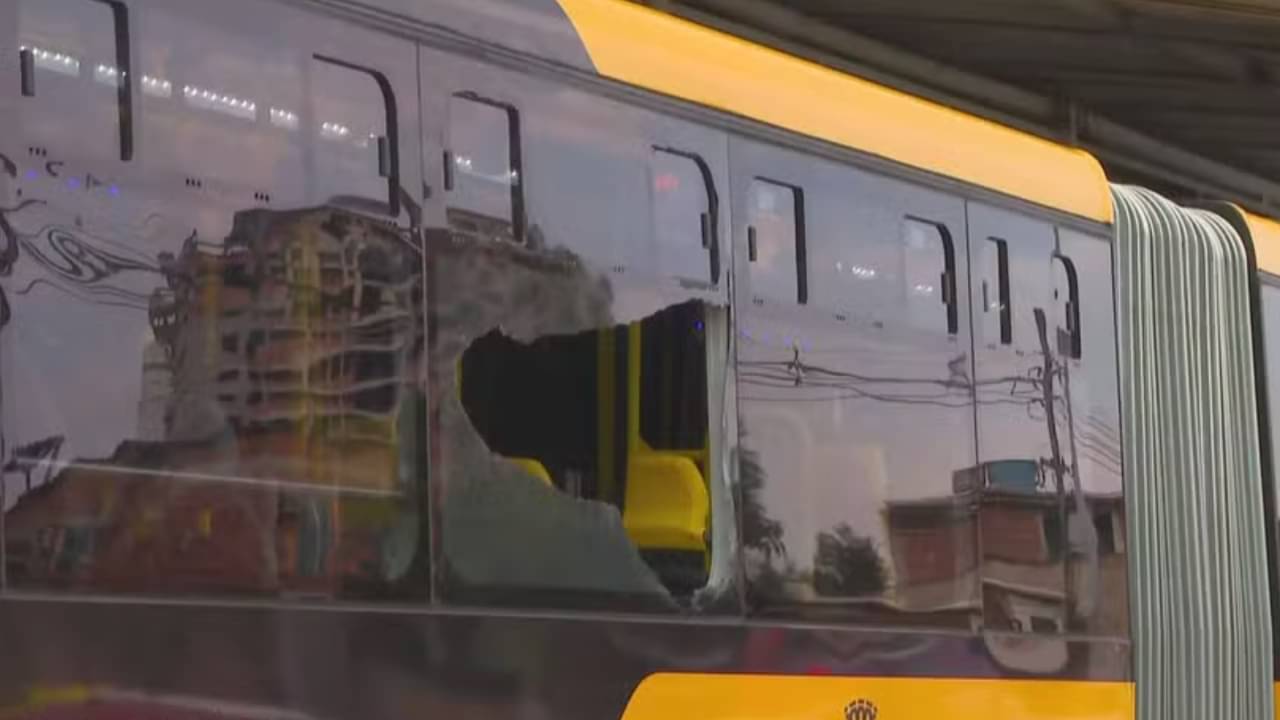 Ônibus do BRT foi atingido na altura da estação Ventura - Charles Mathura/ TV Globo