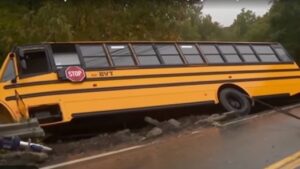 Ônibus escolar fica pendurado sobre rio nos EUA - Reprodução