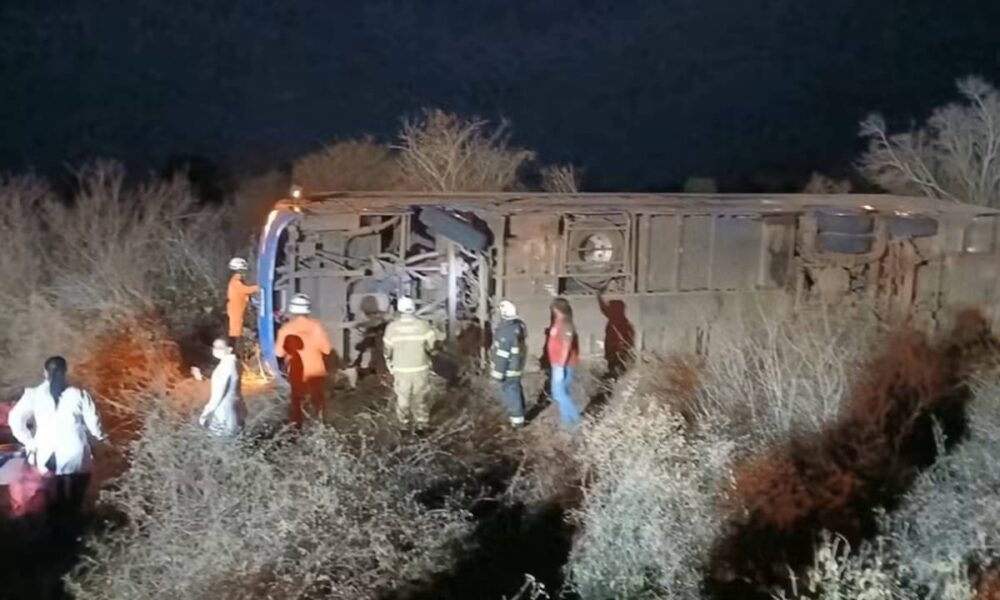 Ônibus da Real Maia tomba na BR-122 na Bahia e deixa 8 mortos e 12 feridos