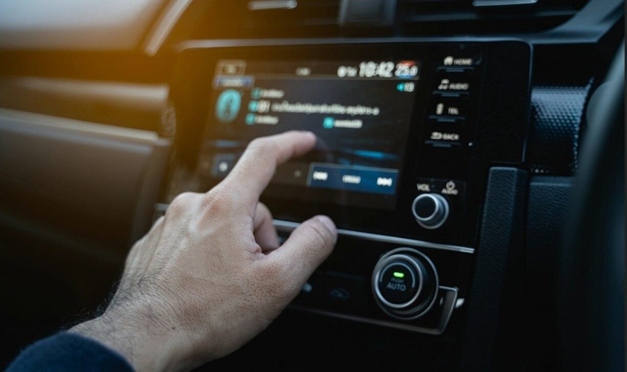 Painel de carro, rádio, som, multimídia - wombatzaa/istockphoto