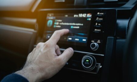 Painel de carro, rádio, som, multimídia - wombatzaa/istockphoto