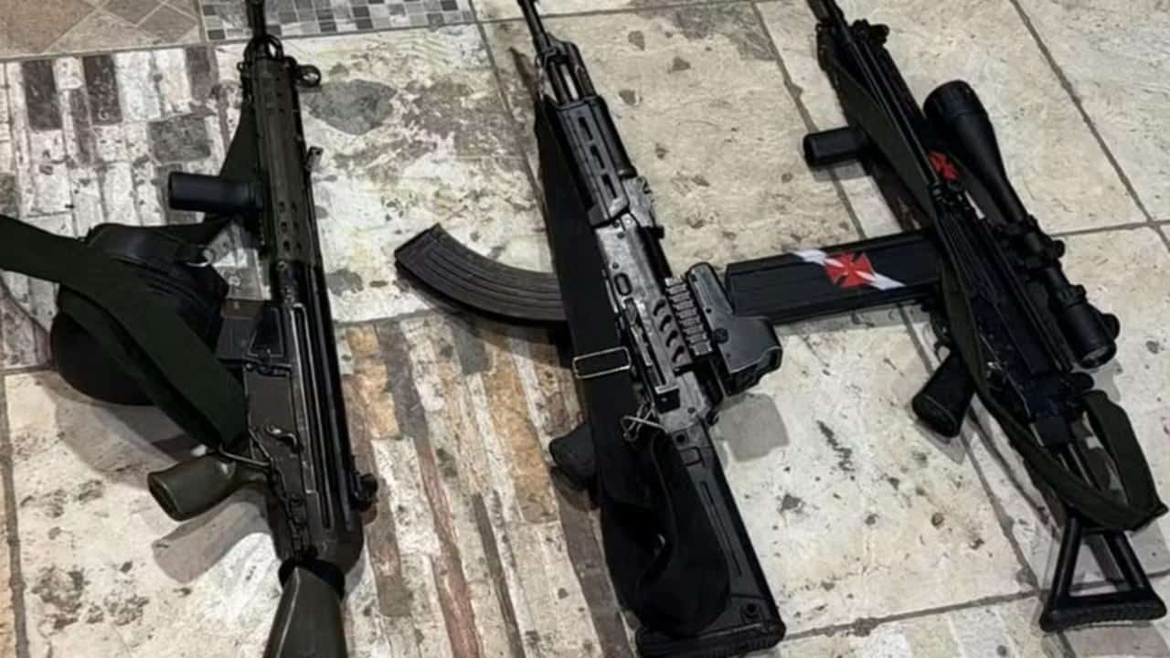 Parte das armas apreendidas no Complexo da Maré - Globo
