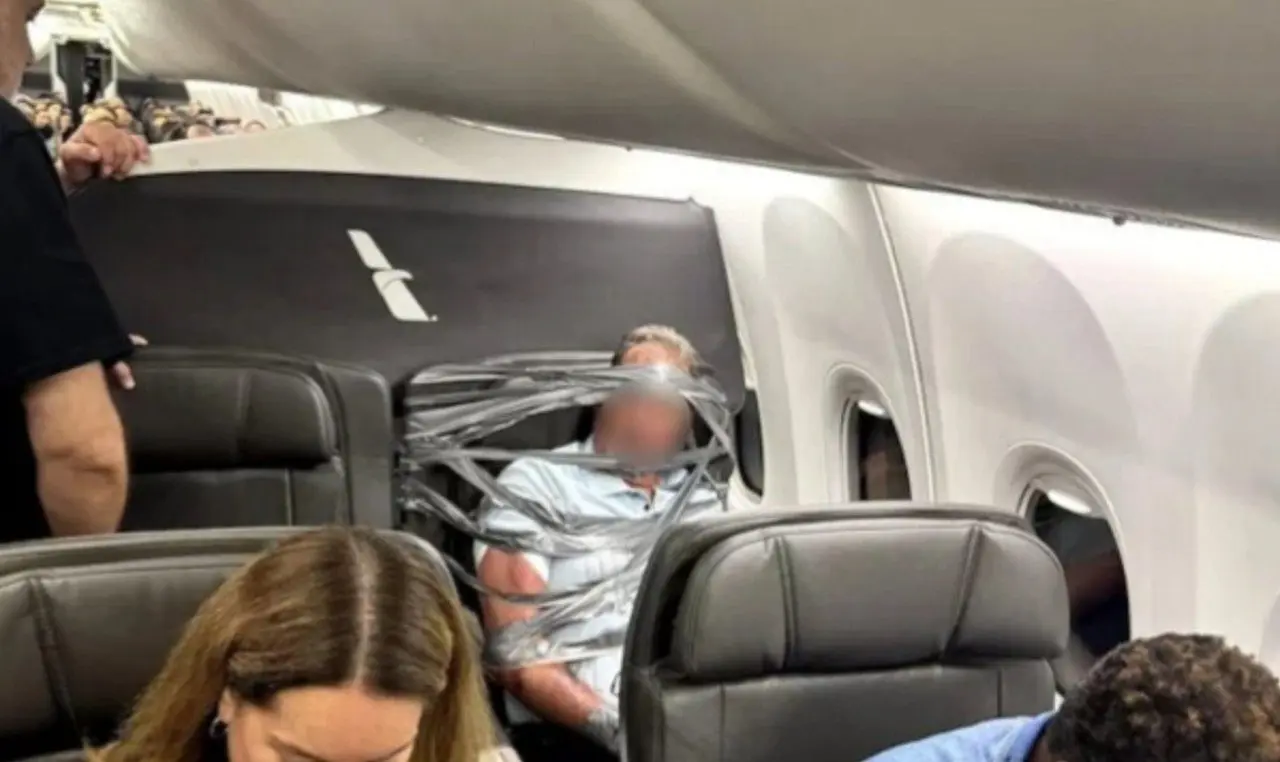 Passageiro é amarrado com fita adesiva em poltrona após surto a bordo - Repordução/X