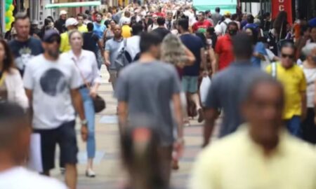Pedestres na Rua 25 de Março - Reprodução