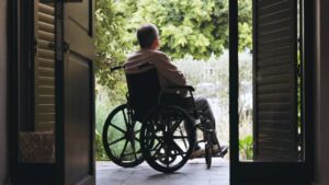 Pessoa com deficiência, PCD, cadeirante - PeopleImages / shutterstock.com