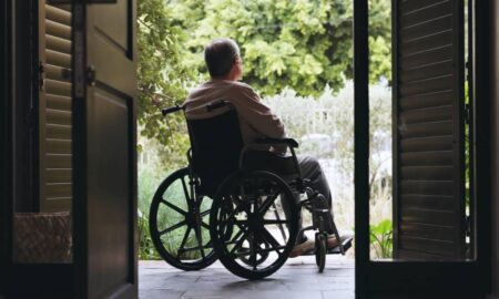 Pessoa com deficiência, PCD, cadeirante - PeopleImages / shutterstock.com
