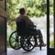 Pessoa com deficiência, PCD, cadeirante - PeopleImages / shutterstock.com