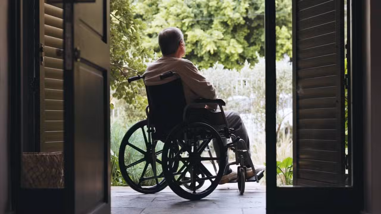 Pessoa com deficiência, PCD, cadeirante - PeopleImages / shutterstock.com