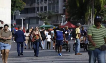 Pessoas na rua, trabalhadores - Fernando Frazão/Agência Brasil
