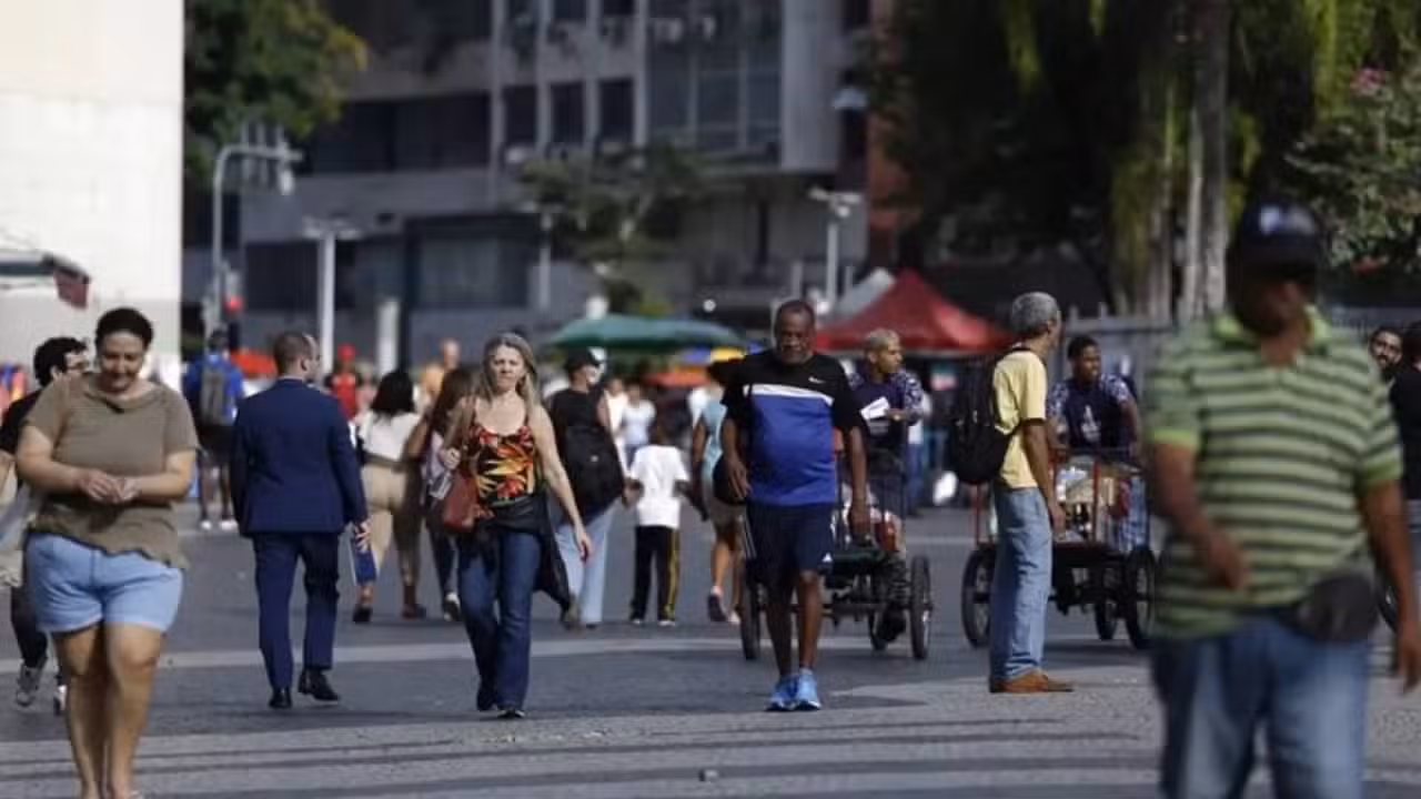 Pessoas na rua, trabalhadores - Fernando Frazão/Agência Brasil