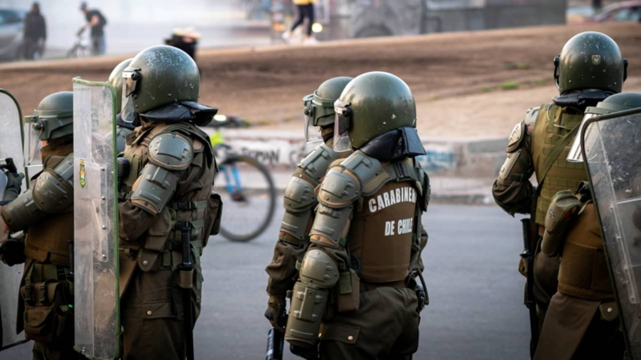 Policia Chilena - R.M. Nunes / Shutterstock.com