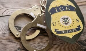 Polícia ICE, EUA - Mehaniq / Shutterstock.com