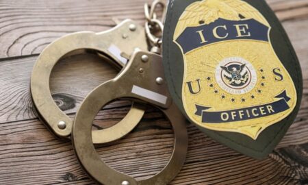 Polícia ICE, EUA - Mehaniq / Shutterstock.com