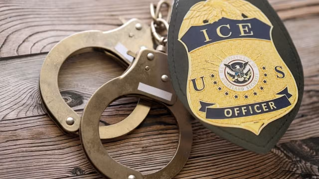 Polícia ICE, EUA - Mehaniq / Shutterstock.com