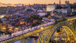 Ponte Dom Luis I Portugal - Dmitry Rukhlenko/shutterstock.com