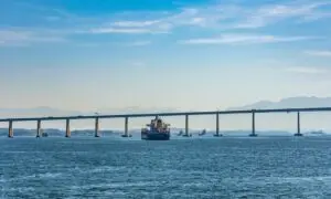 Ponte Rio-Niterói e Navio - renatopmeireles / Shutterstock.com