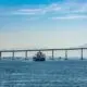 Ponte Rio-Niterói e Navio - renatopmeireles / Shutterstock.com