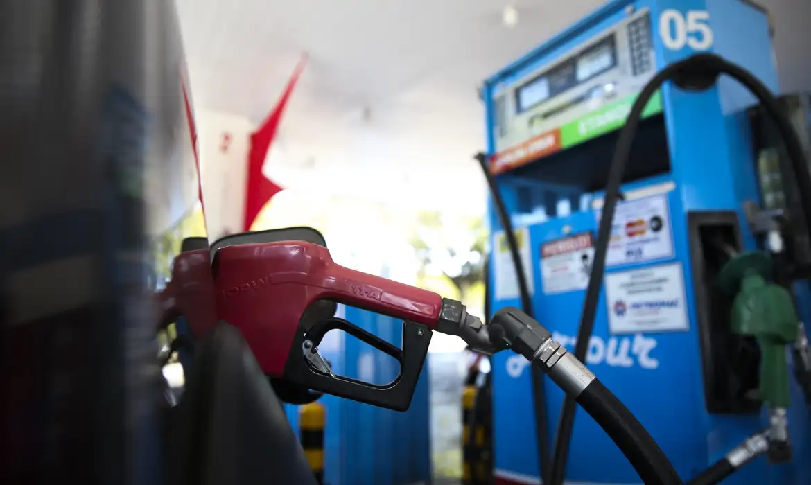 Governo federal anuncia corte de R$ 0,63 na gasolina e subvenção de R$ 1 no diesel para frear alta de combustíveis em 2026