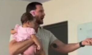 Professor d&aacute; aula com beb&ecirc; no colo - Reprodu&ccedil;&atilde;o
