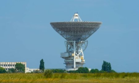 Radiotelescópio - Yuriy Kulik/shutterstock.com