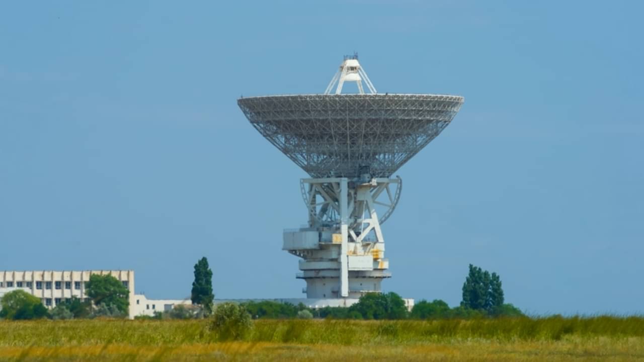 Radiotelescópio - Yuriy Kulik/shutterstock.com