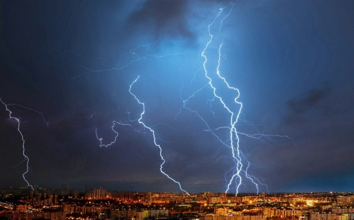 Raios, tempestade, chuva - Triff/Shutterstock.com