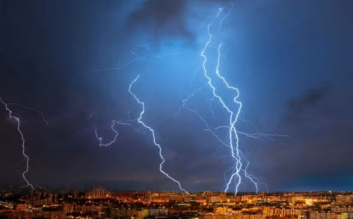 Raios, tempestade, chuva - Triff/Shutterstock.com