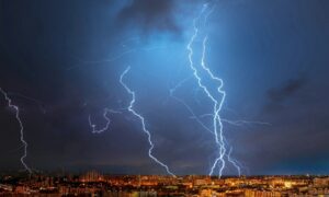Raios, tempestade, chuva - Triff/Shutterstock.com