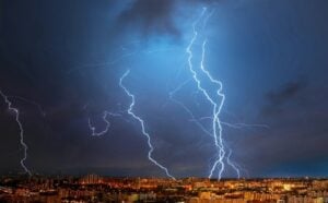 Raios, tempestade, chuva - Triff/Shutterstock.com