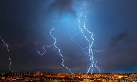 Raios, tempestade, chuva - Triff/Shutterstock.com