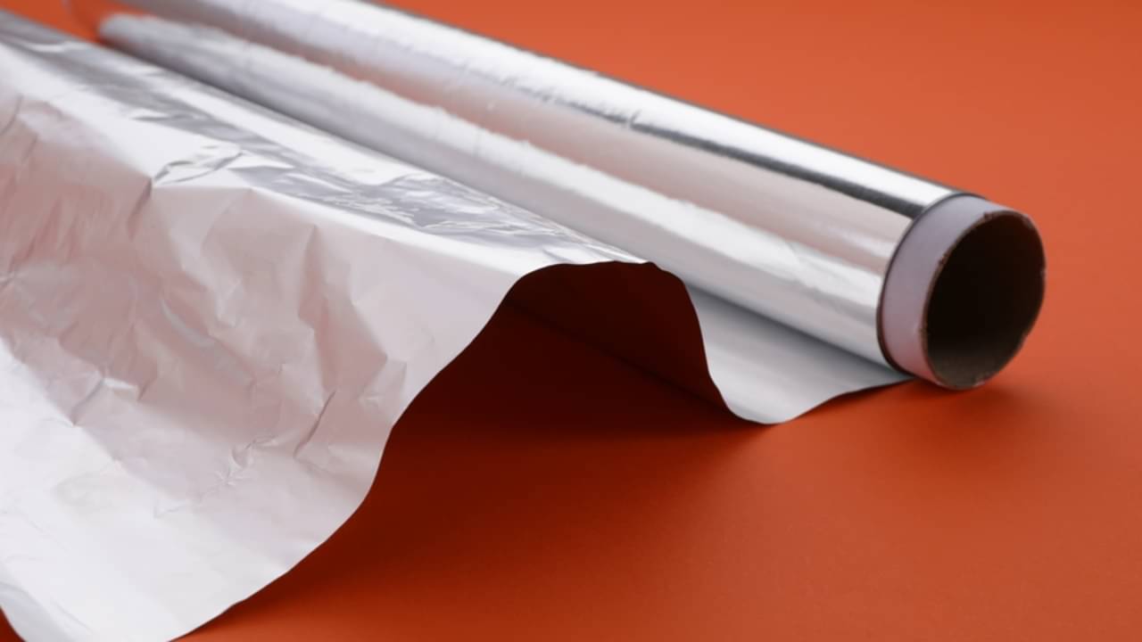Rolo de folha de alumínio - Liudmila Chernetska/ istockphoto.com