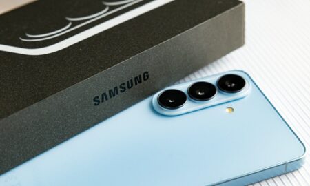 Samsung Galaxy - Ruslan Lytvyn / Shutterstock.com