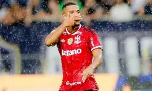 Samuel Lino marca de ‘biquinho’ à la Romário e retoma grande fase com Arrascaeta