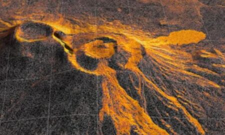 Satélite da NASA captura vulcão voltando a ativa na Rússia - Reprodução/NASA