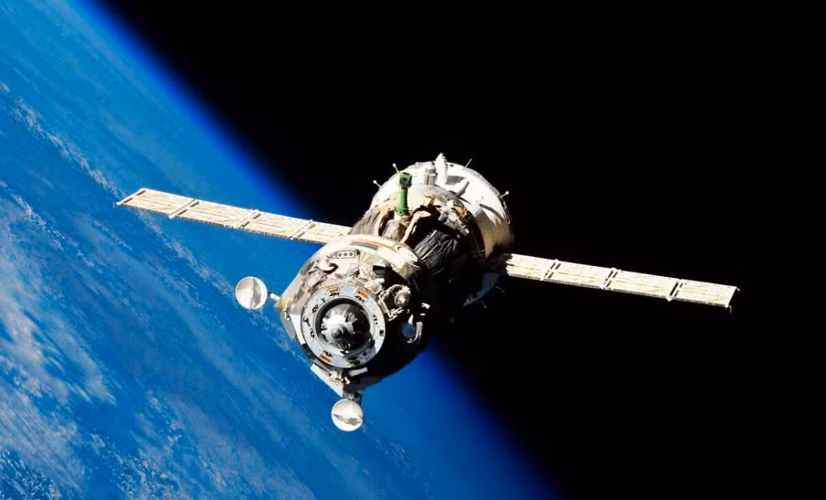 Satelite - Rawpixel.com / Shutterstock.com