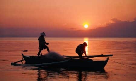 Silhueta de pescador, pesca - akturer/shutterstock.com