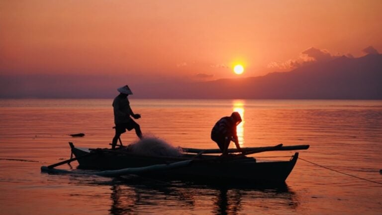 Silhueta de pescador, pesca - akturer/shutterstock.com