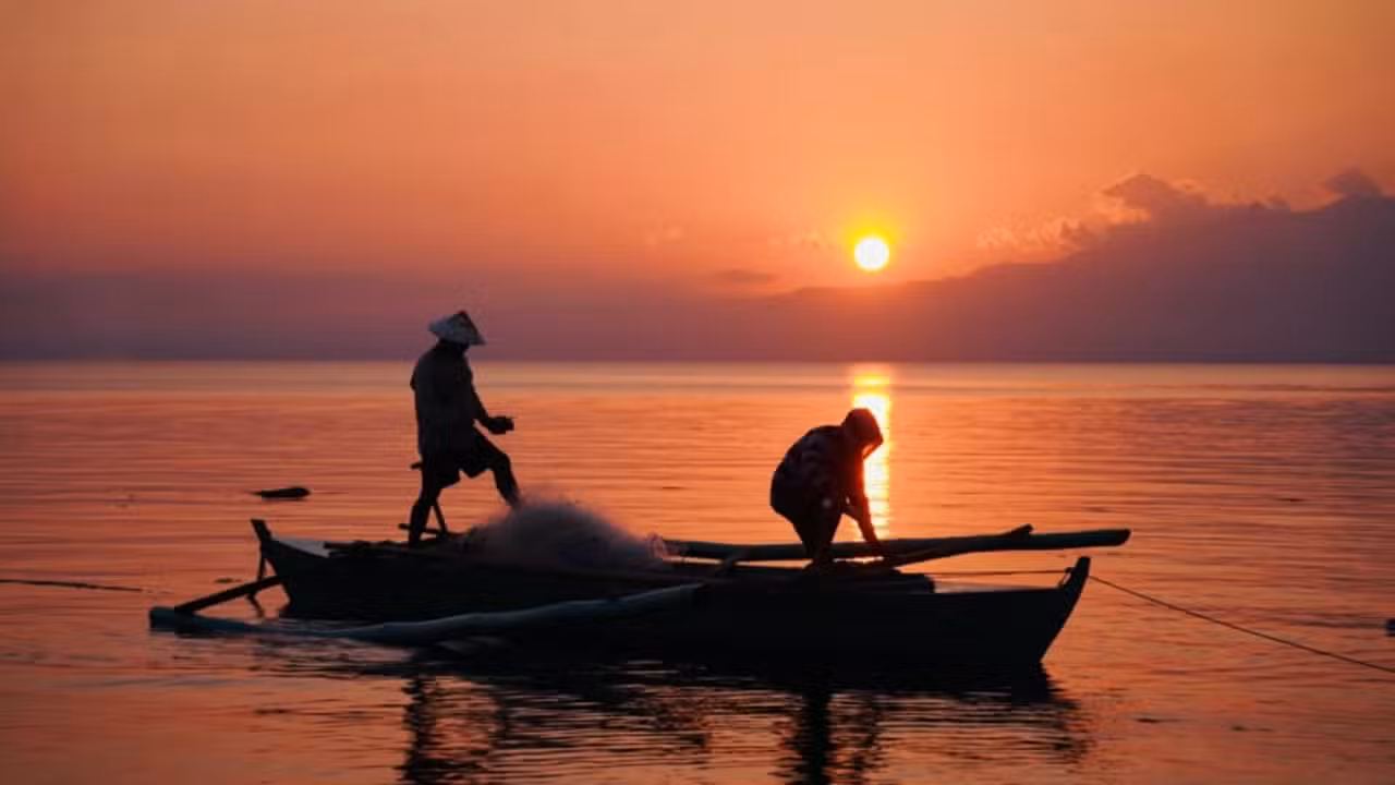 Silhueta de pescador, pesca - akturer/shutterstock.com