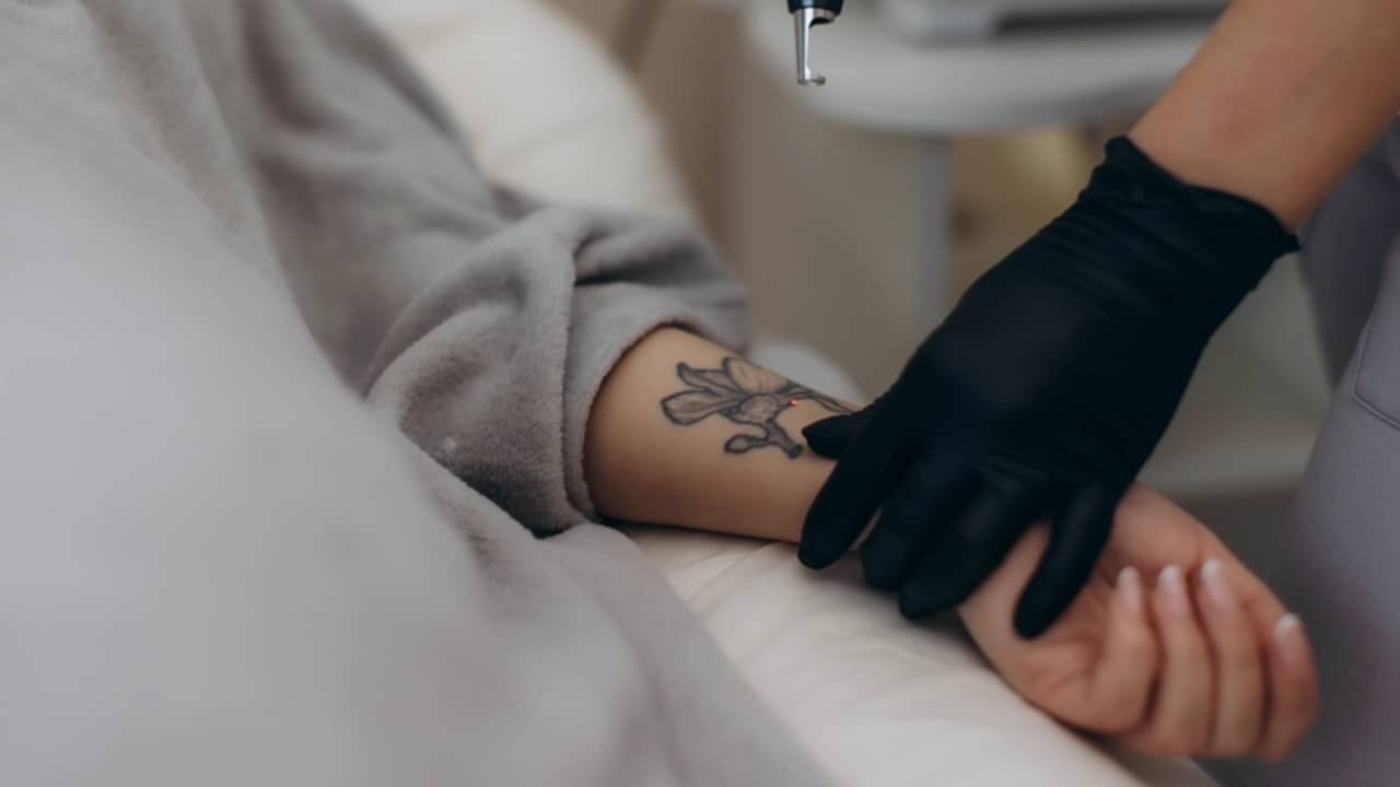 Tinta condutora para a pele humana cria eletrodos médicos e opera próteses sem fio