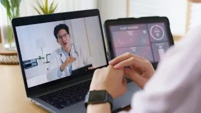 Telemedicina, consulta médica online - Chay_Tee/ Shutterstock.com