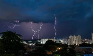 Tempestade, raios - Judson Castro / Shutterstock.com