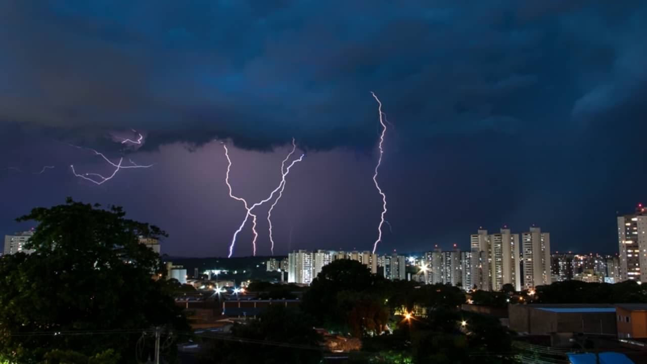 Tempestade, raios - Judson Castro / Shutterstock.com