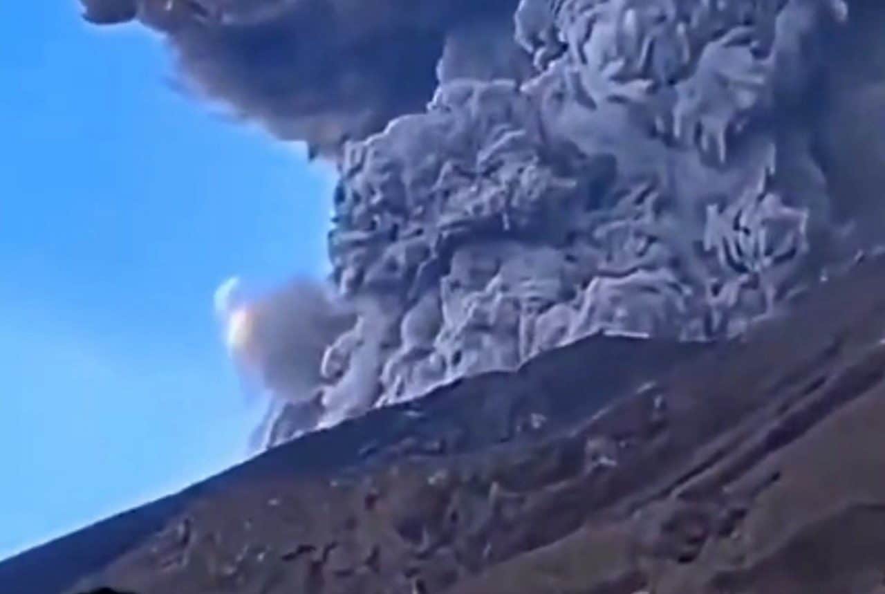 Sakurajima Volcano erupts and spews ash thousands of feet