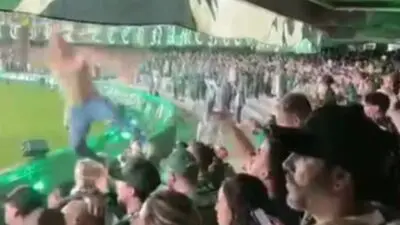 torcedor cai de arquibancada durante jogo - Redes Sociais