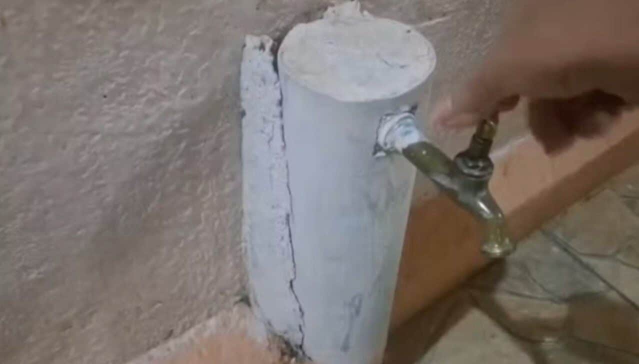 Torneira de um morador sem água — Foto: TV Globo